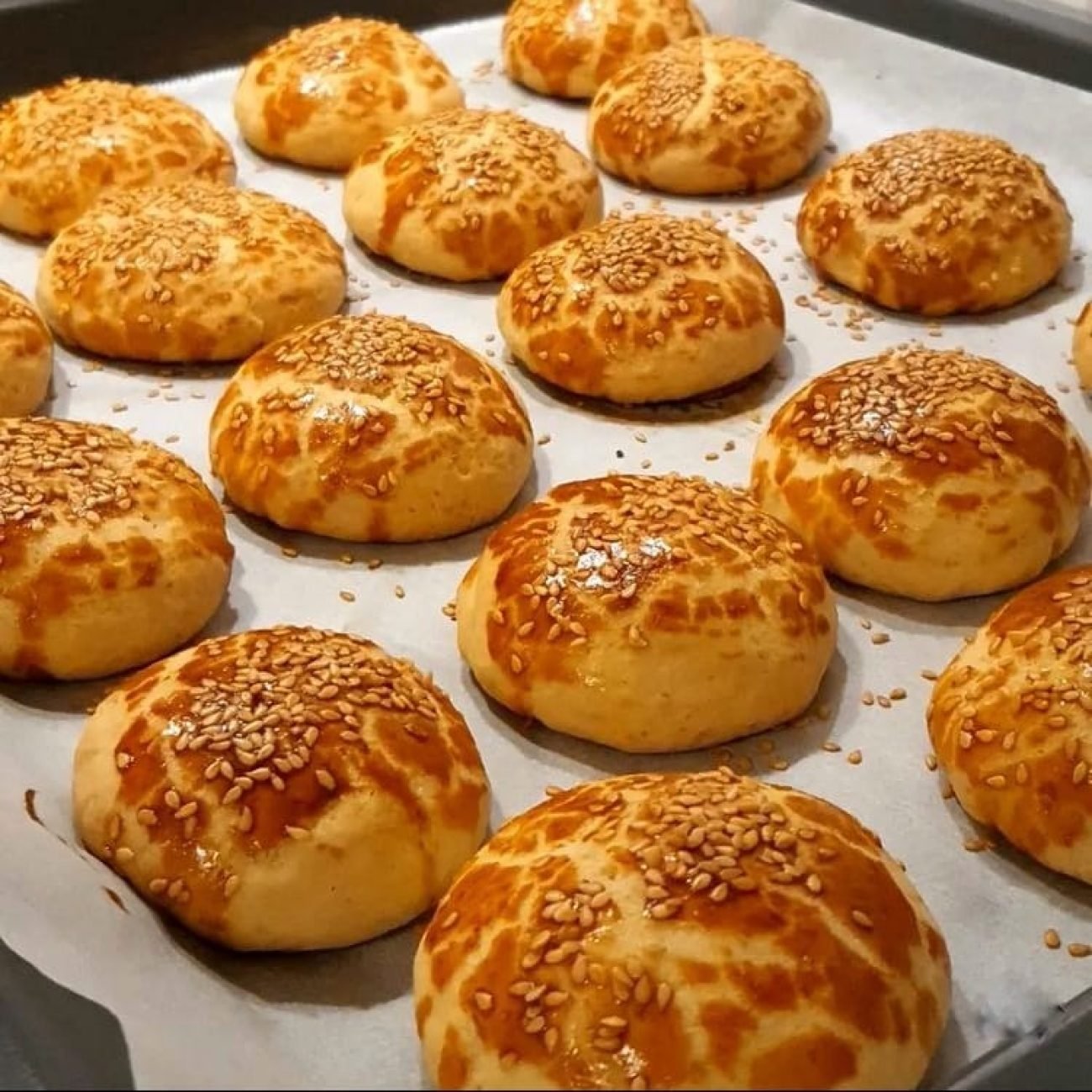 Susamlı Labneli Pastane Poğaçası