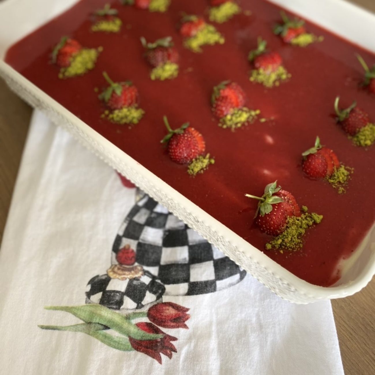 Çilek Soslu Pratik Tatlı