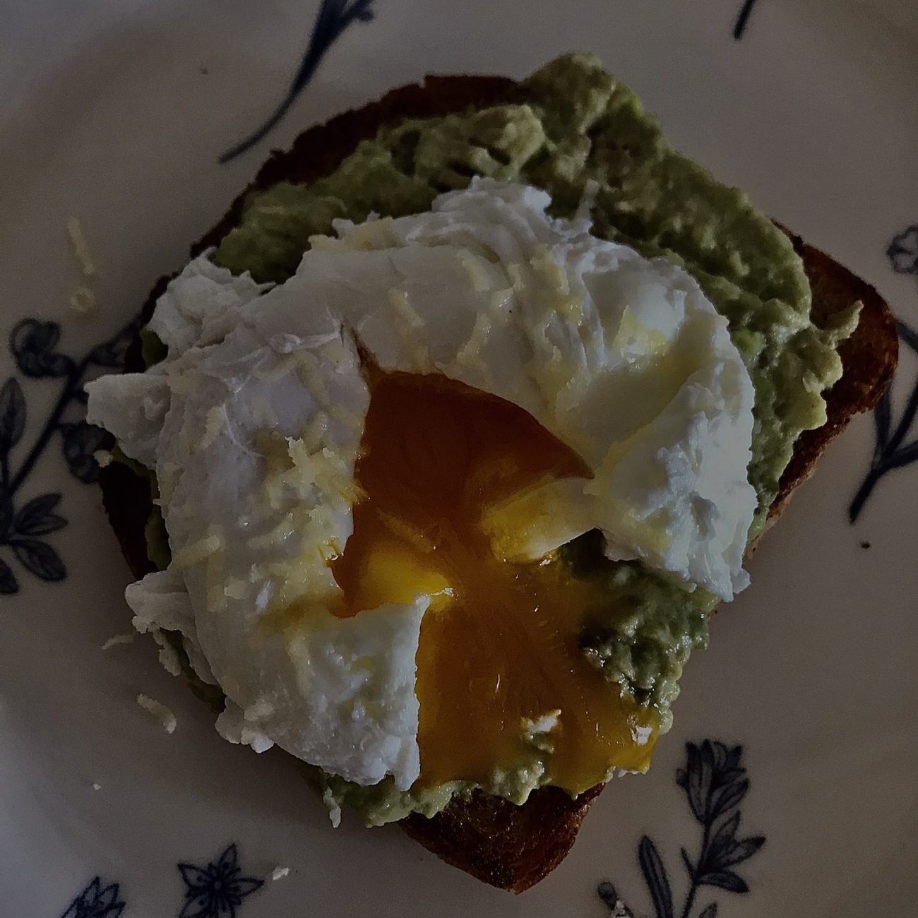 Poşe Yumurta ve Avokado Ezmesi