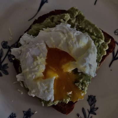 Poşe Yumurta ve Avokado Ezmesi