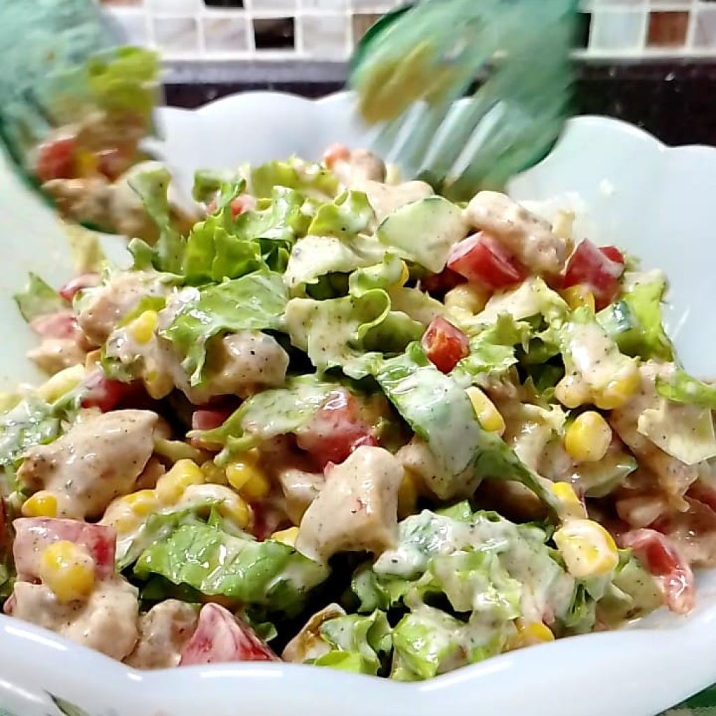 Soslu Tavuk Salatası