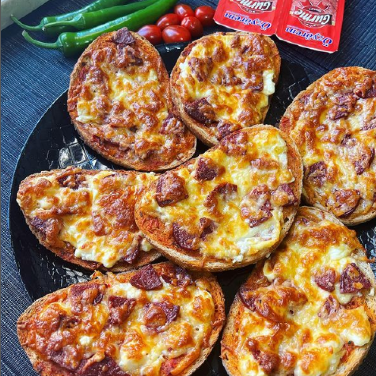 Ekmek Pizzası
