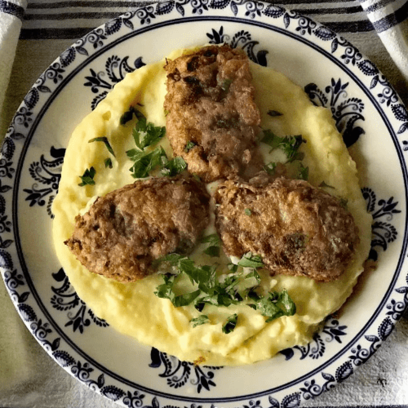 Patates Püresi Yatağında Kadınbudu Köfte