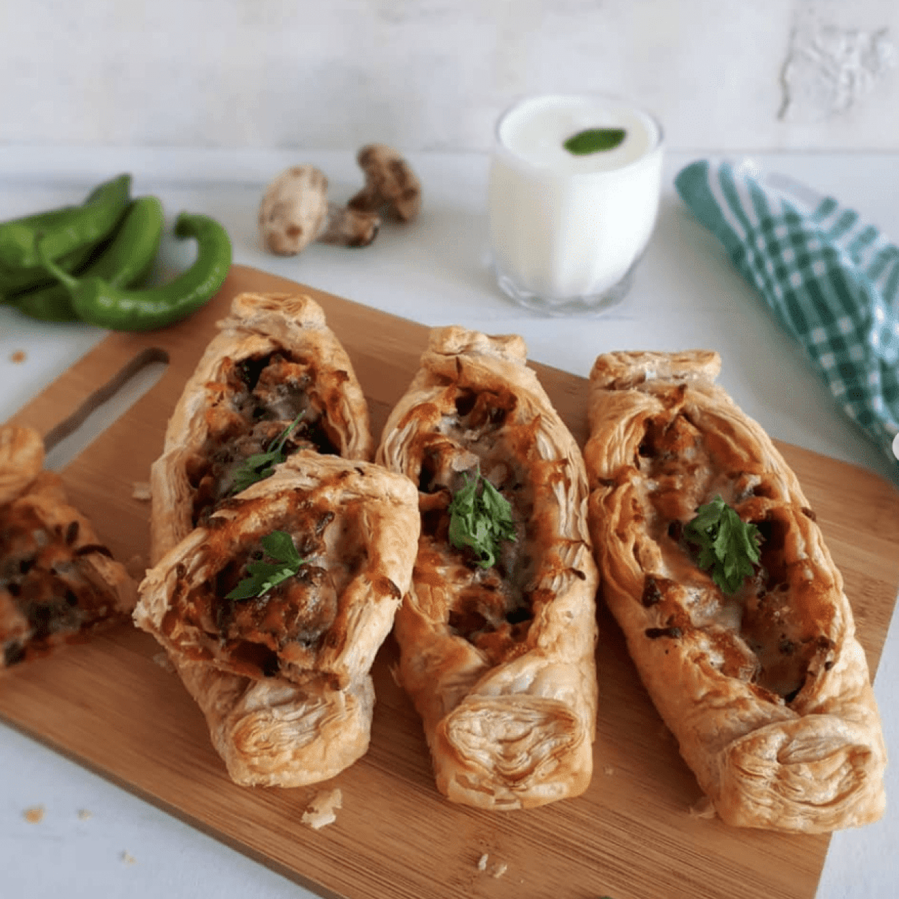 Tavuklu Mantarlı Milföy Pide