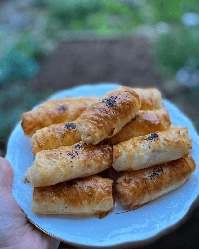 Kaşarlı Sucuklu Börek